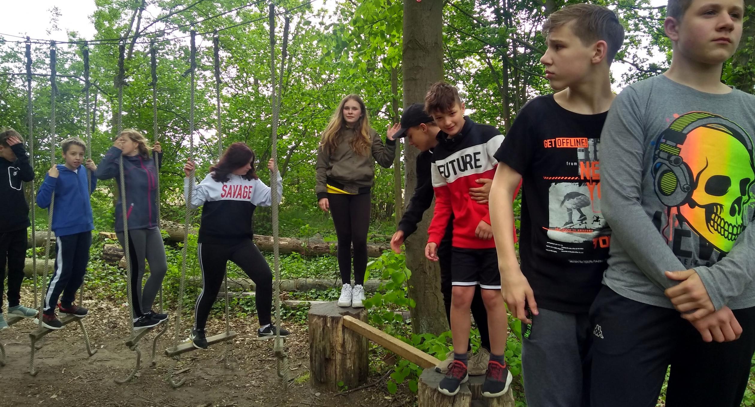 Kooperationsübung auf dem Niedrigseilgarten