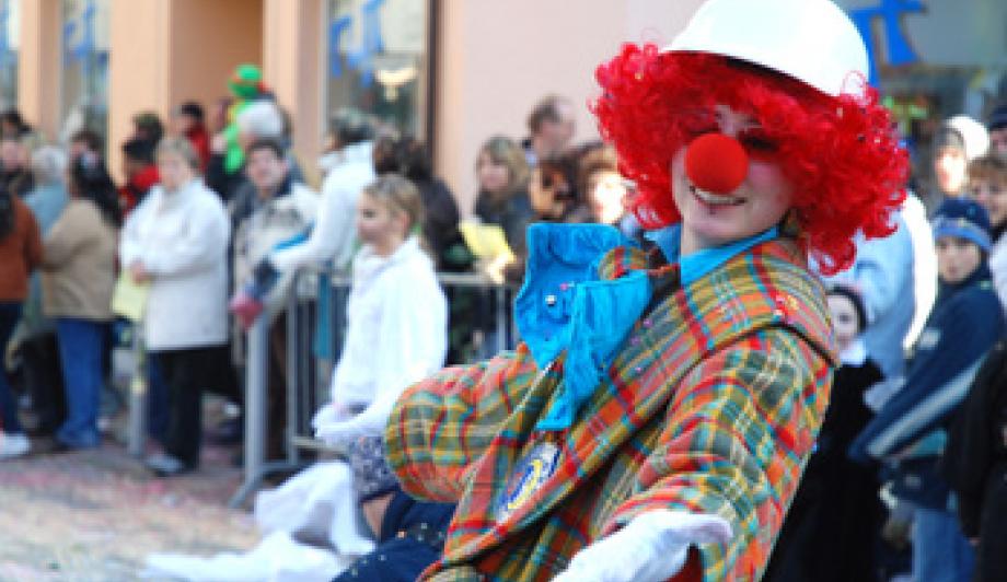 Von Clownerie über Akrobatik bis hin zu Rope Skipping beim deutsch-polnischen Zirkusprojekt. Foto: Paul-Georg-Meister / www.pixelio.de