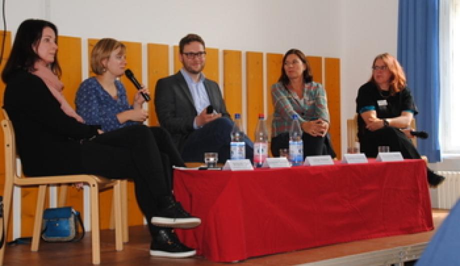 Auf dem zweiten Podium (v.l.n.r.): Britta Müller (MdL Brandenburg), Josephin Tischner (Bundesvorsitzende SJD-Die Falken), Moderator Julian Holter, Sandra Scheeres (Bildungssenatorin Berlin), Christine Reich (Geschäftsführerin der Jugendbildungsstätte Kurt Löwenstein)