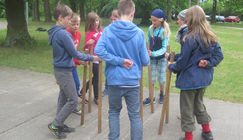 Kinder trainieren Zusammenarbeit