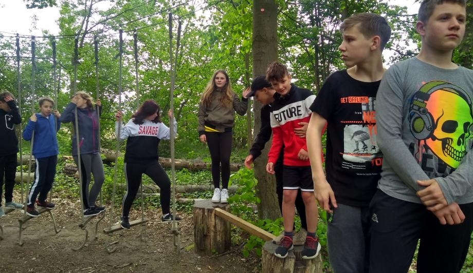 Kooperationsübung auf dem Niedrigseilgarten