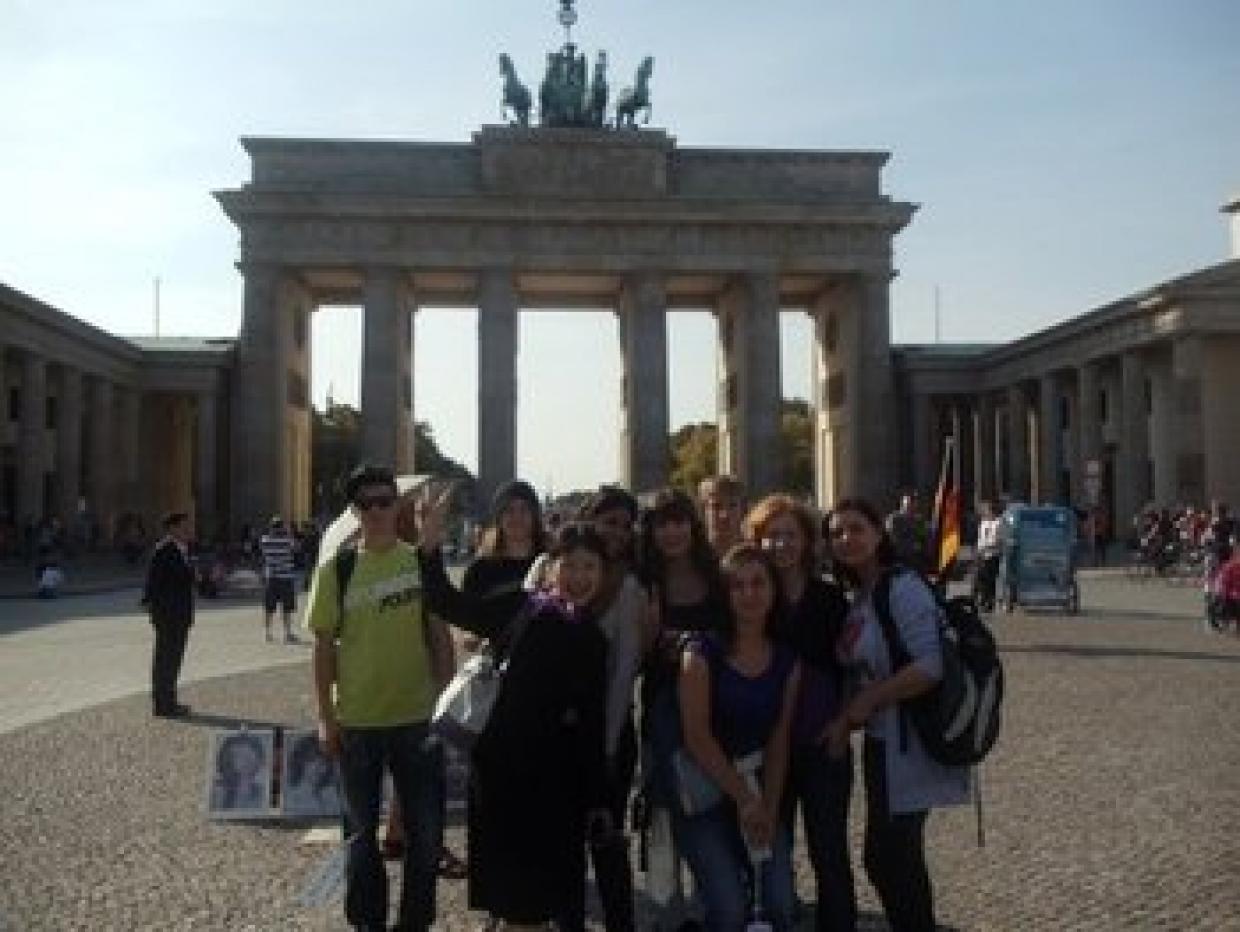 Deutsch-polnische Jugendgruppe vorm Brandenburger Tor