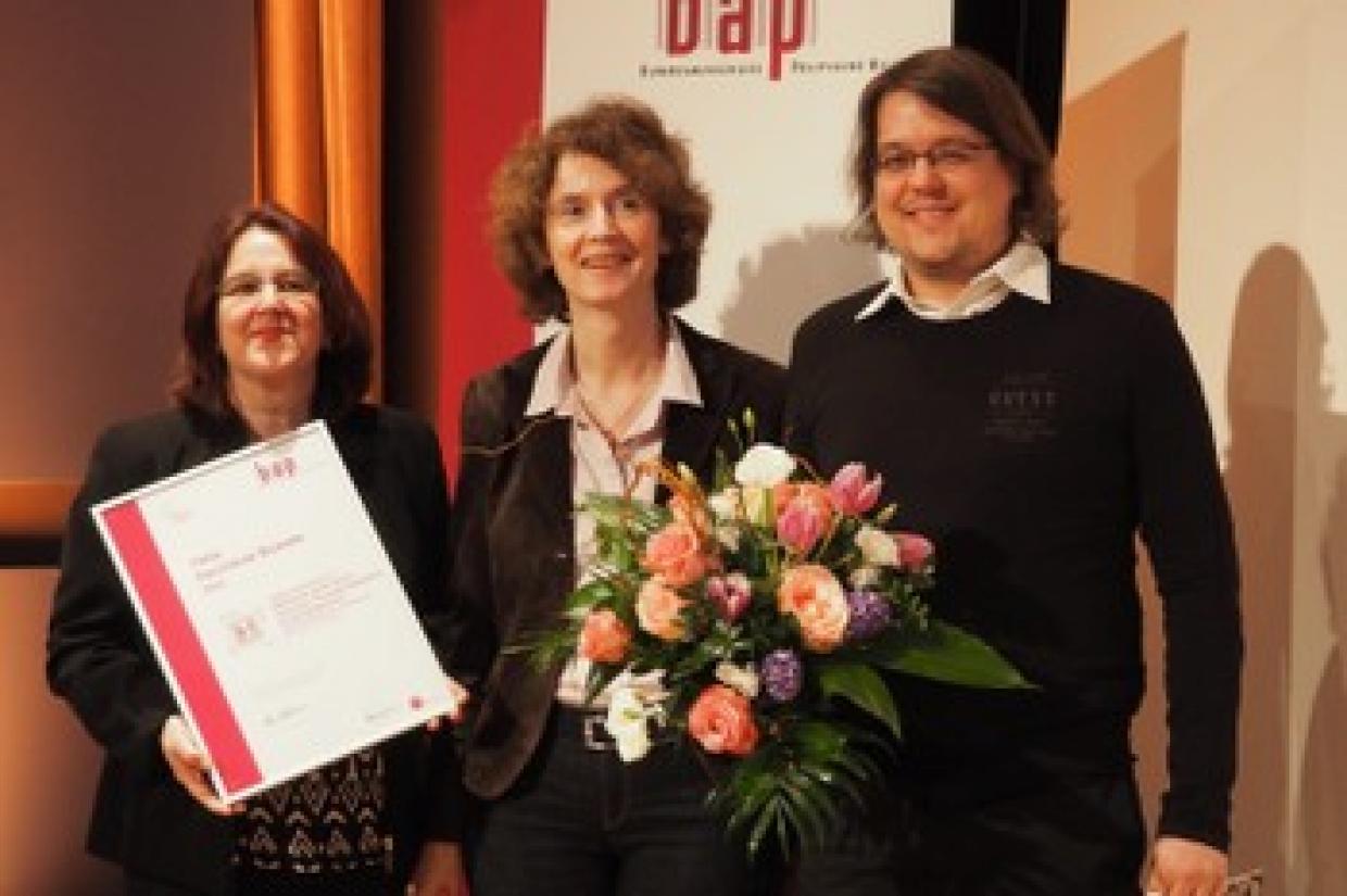 Preisverleihung in Duisburg: Geschäftsführerin Christine Reich, Ina Bielenberg vom Arbeitskreis deutscher Bildungsstätten und Johannes Kreye, Projektleiter (v.l.n.r.)