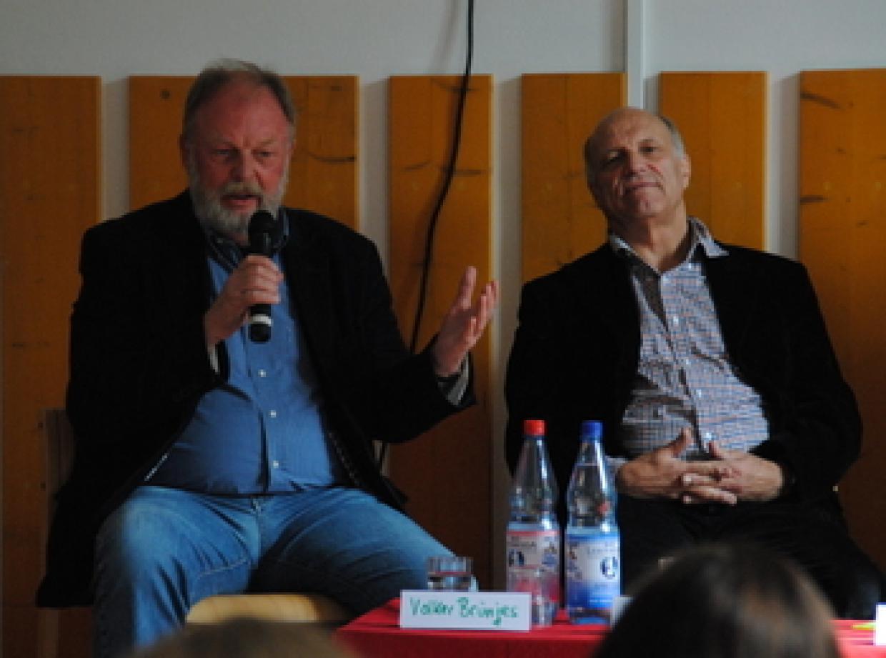 Volker Brünjes (l.) und Wolfgang Hecht ließen die ersten zwanzig Jahre der Bildungsstätte Revue passieren.