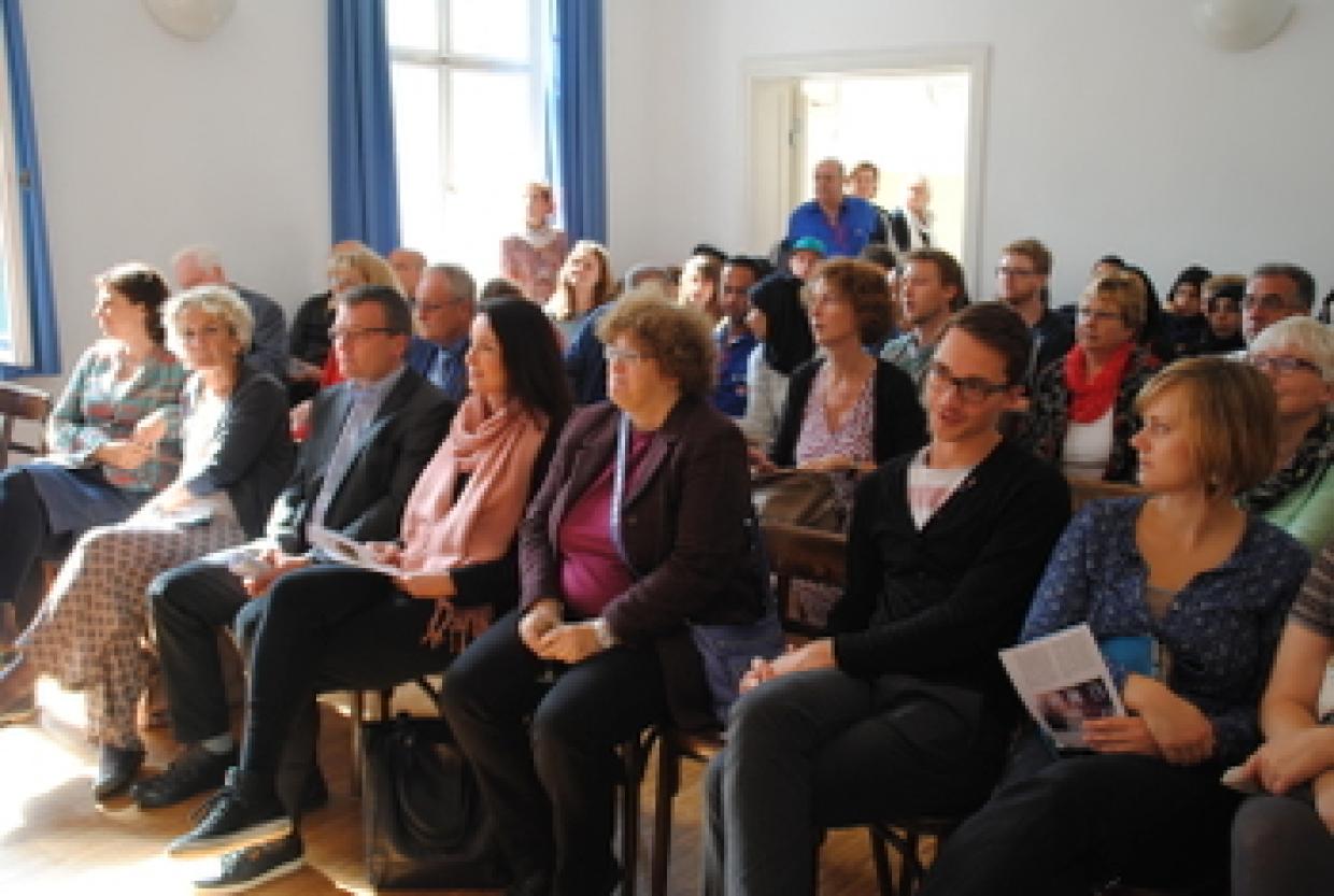 Das interessierte Publikum (vorne rechts: die Falken-Bundesvorsitzenden Immanuel Benz und Josephin Tischner)
