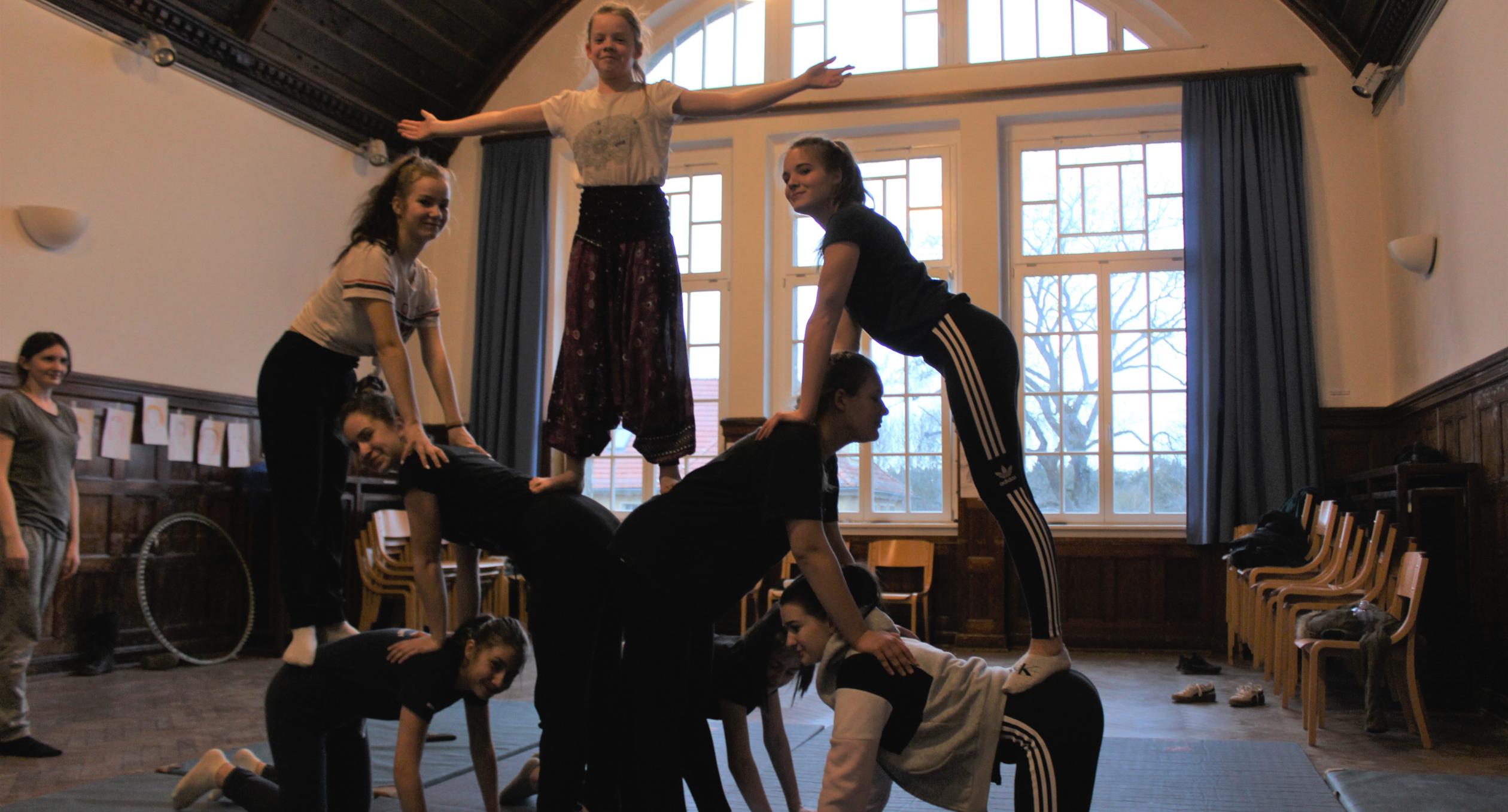 Mädchen bauen eine menschliche Pyramide - Akrobatik bei "Girls bite" 2019