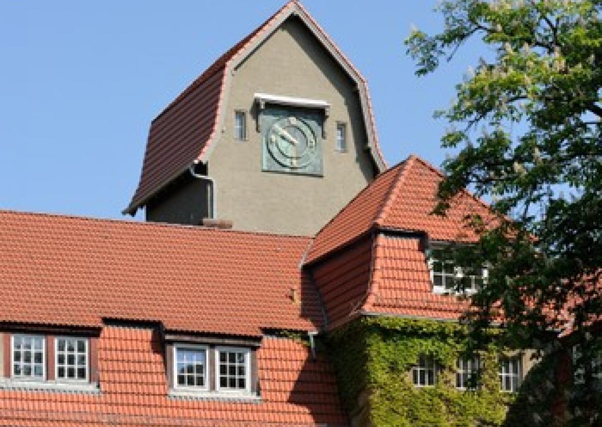 Neue Zeiger am alten Turm