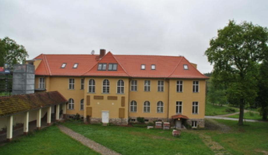 Neues Dach, mehr Zimmer: Die Jugendbildungsstätte Kurt Löwenstein hat neun neue Übernachtungszimmer geschaffen
