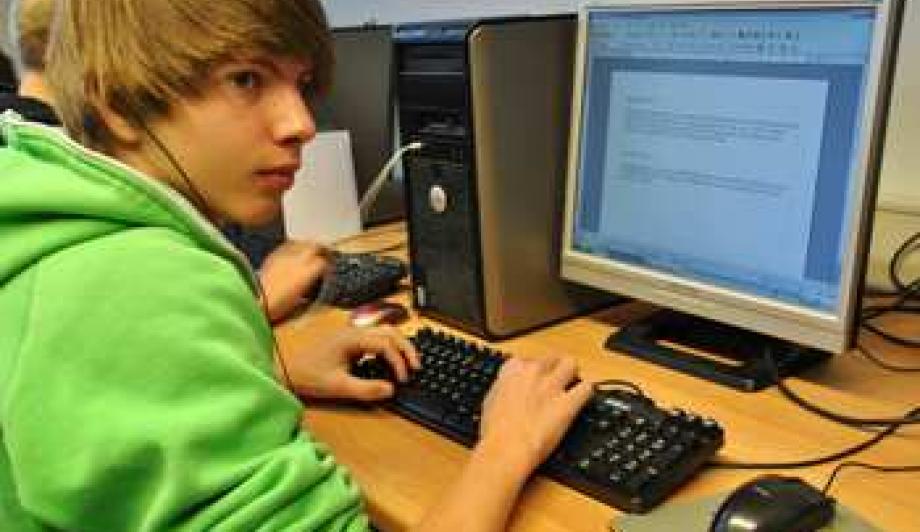 Yannik bei der Seminararbeit: "Auf Internet und Handy könnte ich nicht mehr verzichten" Foto: Jens Thomas