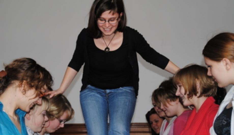 Manchmal muss man einfach über den Dingen stehen - mit viel Spaß beim Girls Bite in der Jugendbildungsstätte Kurt Löwenstein