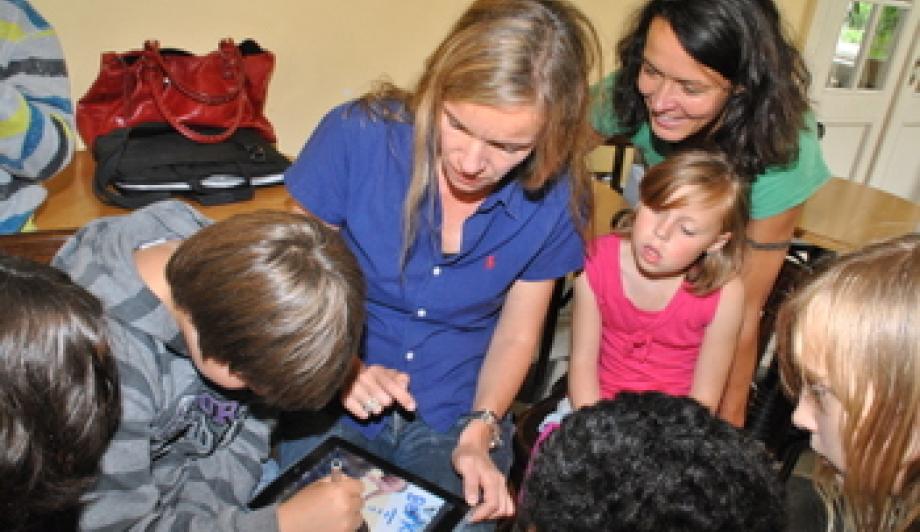 Katharina Schnitzler und Ulrike Folkerts  bei der Arbeit mit Kindern in der Jugendbildungsstätte Kurt Löwenstein. Foto: Jens Thomas