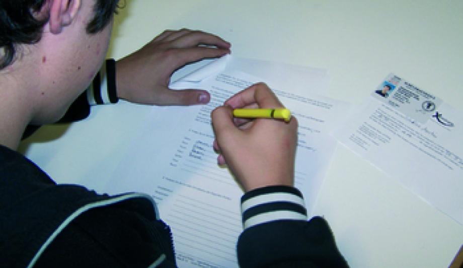 Auch das Verfassen eines Anschreibens gehört zum Seminar zu Berufsorientierung und Bewerbung.