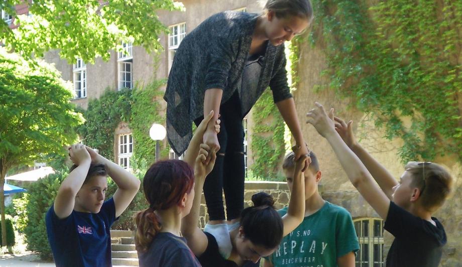 Kinder bilden eine Pyramide.