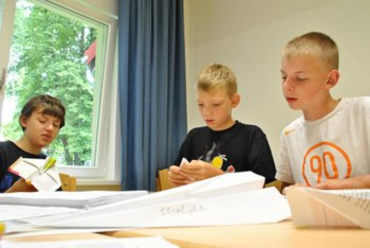 Die beiden Christopher und Claudius beim Starfighterfugzeugbau. Foto: Jens Thomas