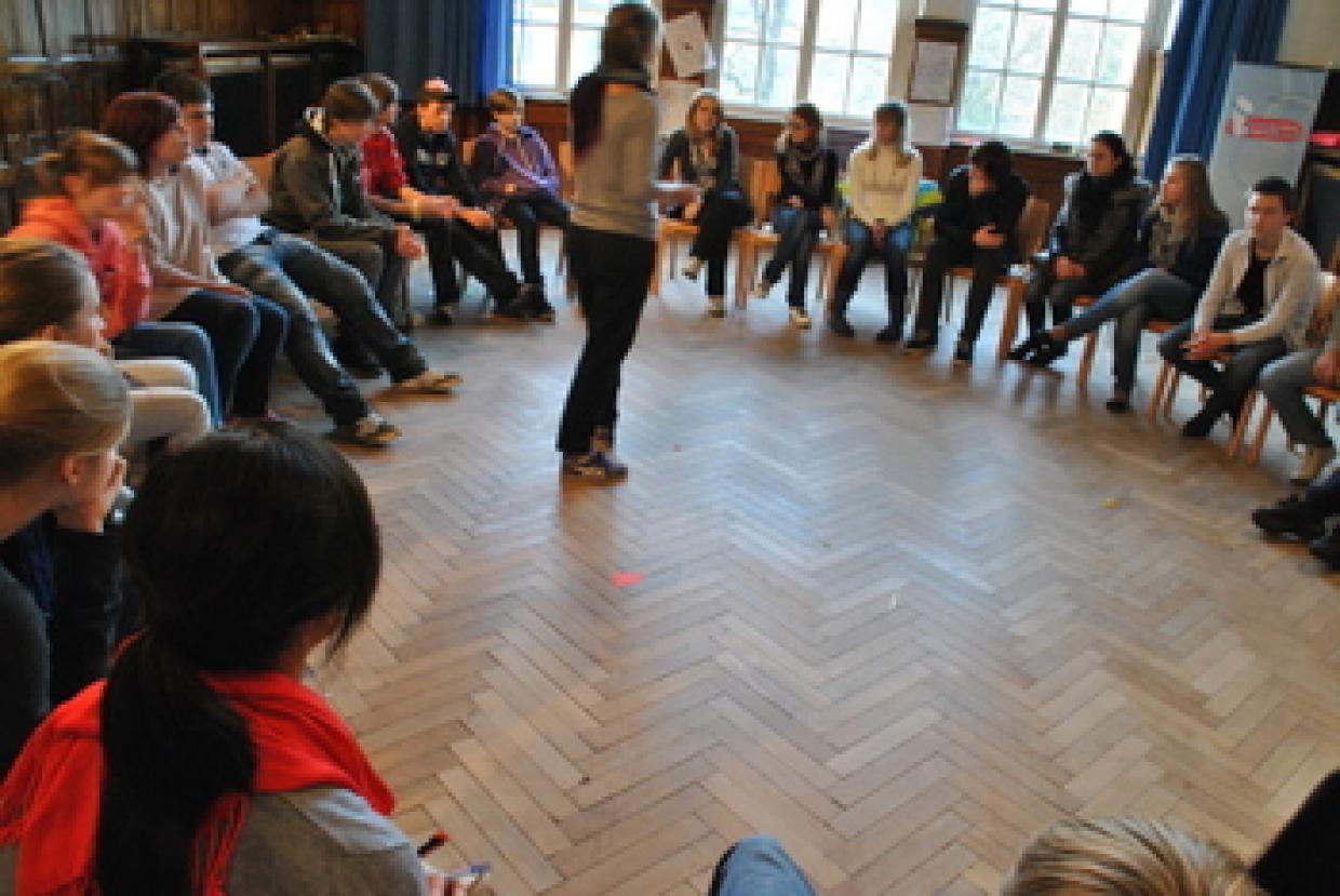 Zusammenkommen im Kreis: beim deutsch-russischen Begegnungs-seminar in der Jugendbildungsstätte Kurt Löwenstein. Foto: © KLH