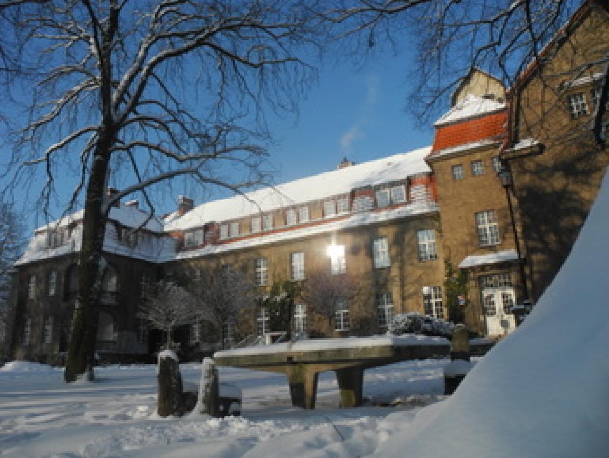 Winterschule im verschneiten Kurt-Löwenstein-Haus
