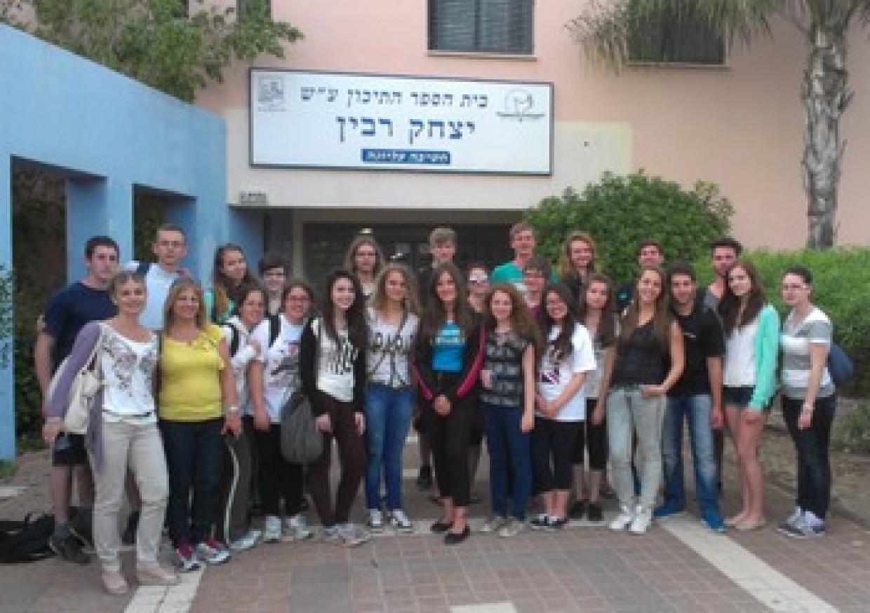 Gemeinsames Gruppenbild vor der Rabin-Highschool in Kiryat Yam, nördlich von Haifa