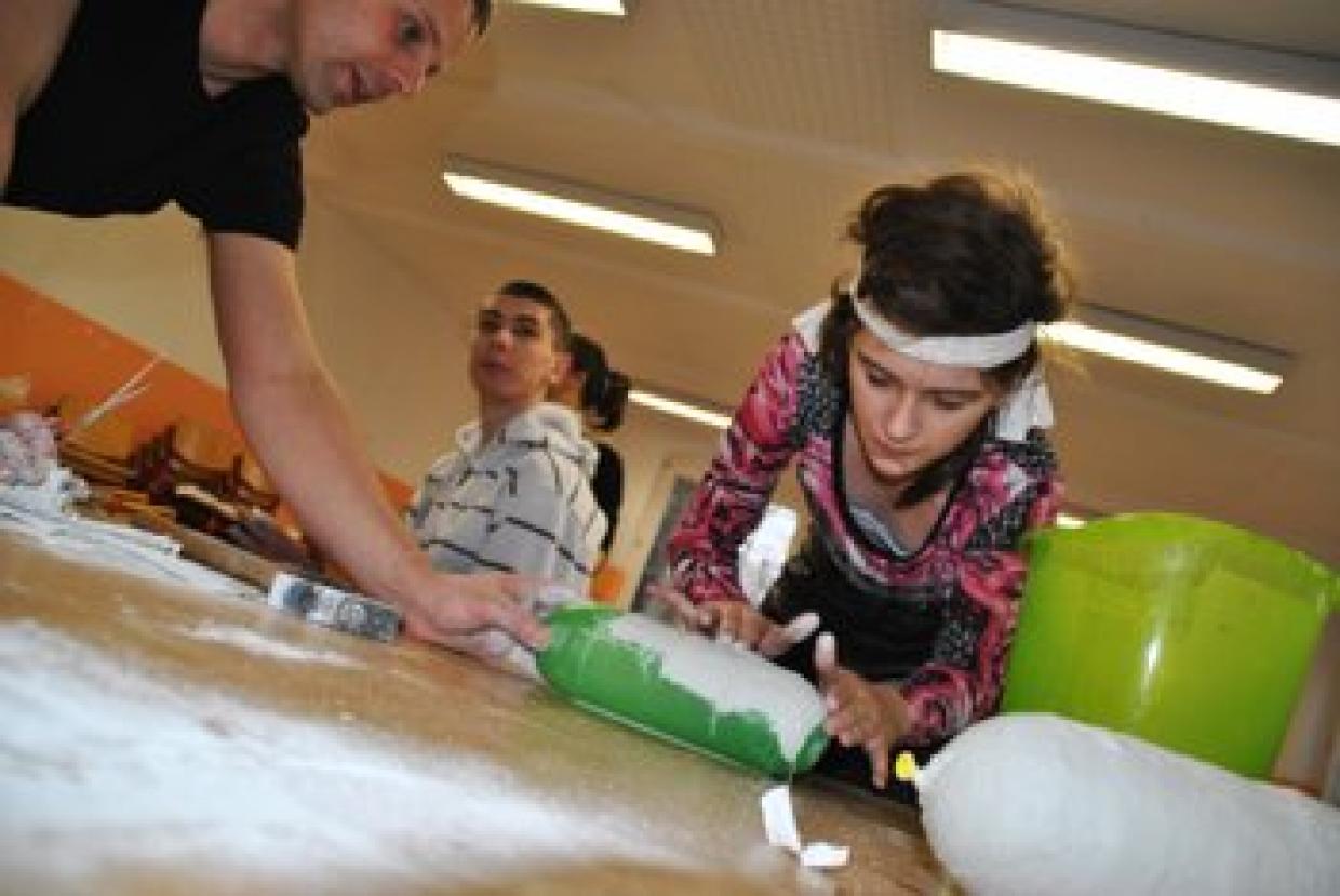 Kreativ und international - Jugendliche bei Gipsarbeiten im deutsch-polnischen Workshop