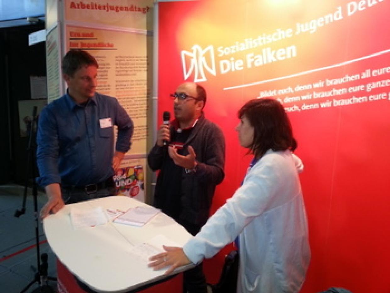 Tim Scholz, Ali Ihlail und Liana Meirom (v.l.) auf dem Kinder- und Jugendhilfetag. Foto: Immanuel Benz