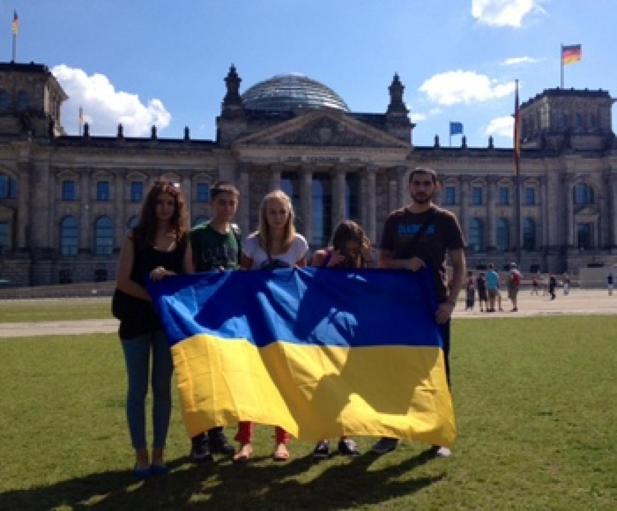 Ukrainische Jugendliche vorm Reichstagsgebäude beim Ausflug nach Berlin.