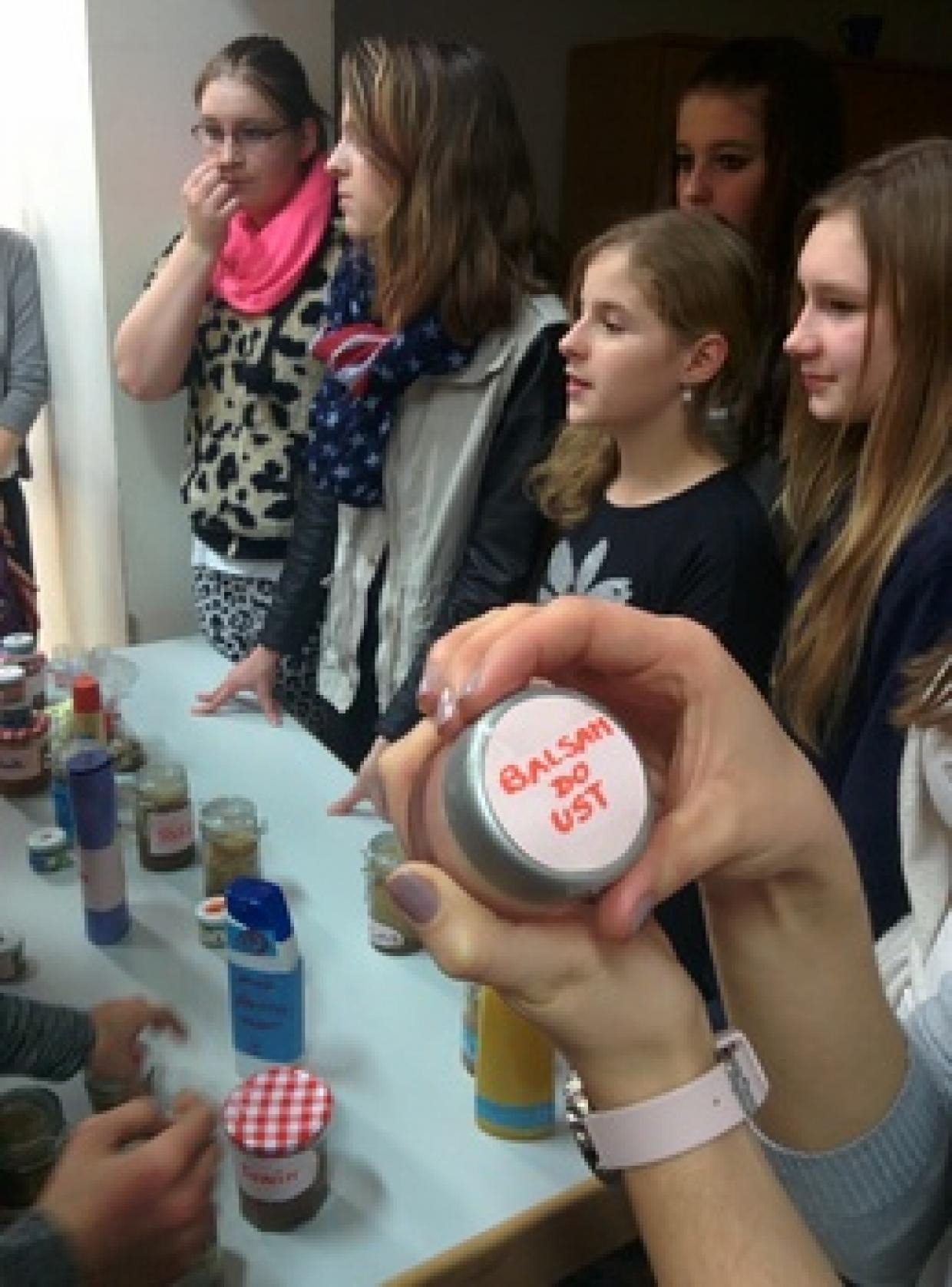 Werkstatt "Naturkosmetik selbst herstellen" bei der Präsentation ihrer Produkte