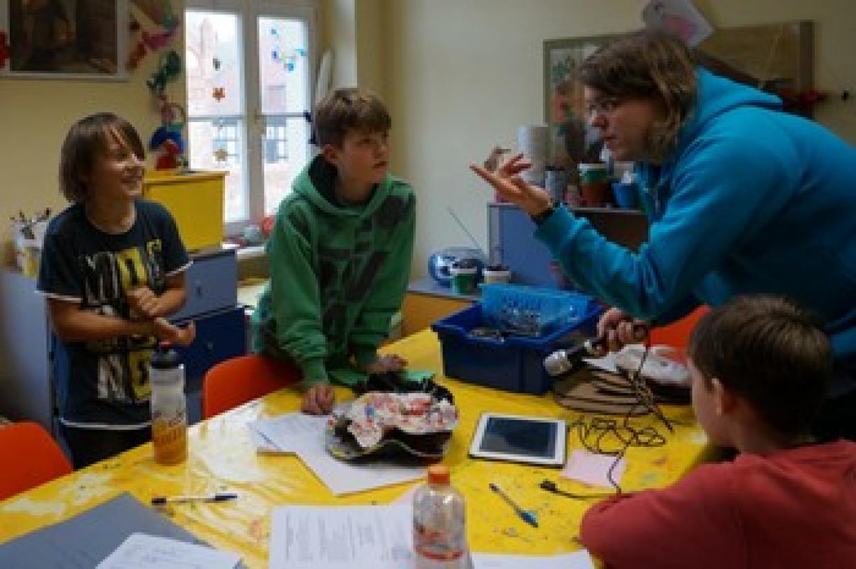 Projektleiter Johannes Kreye in Interaktion - Foto: Projekt "früh aufgestellt"