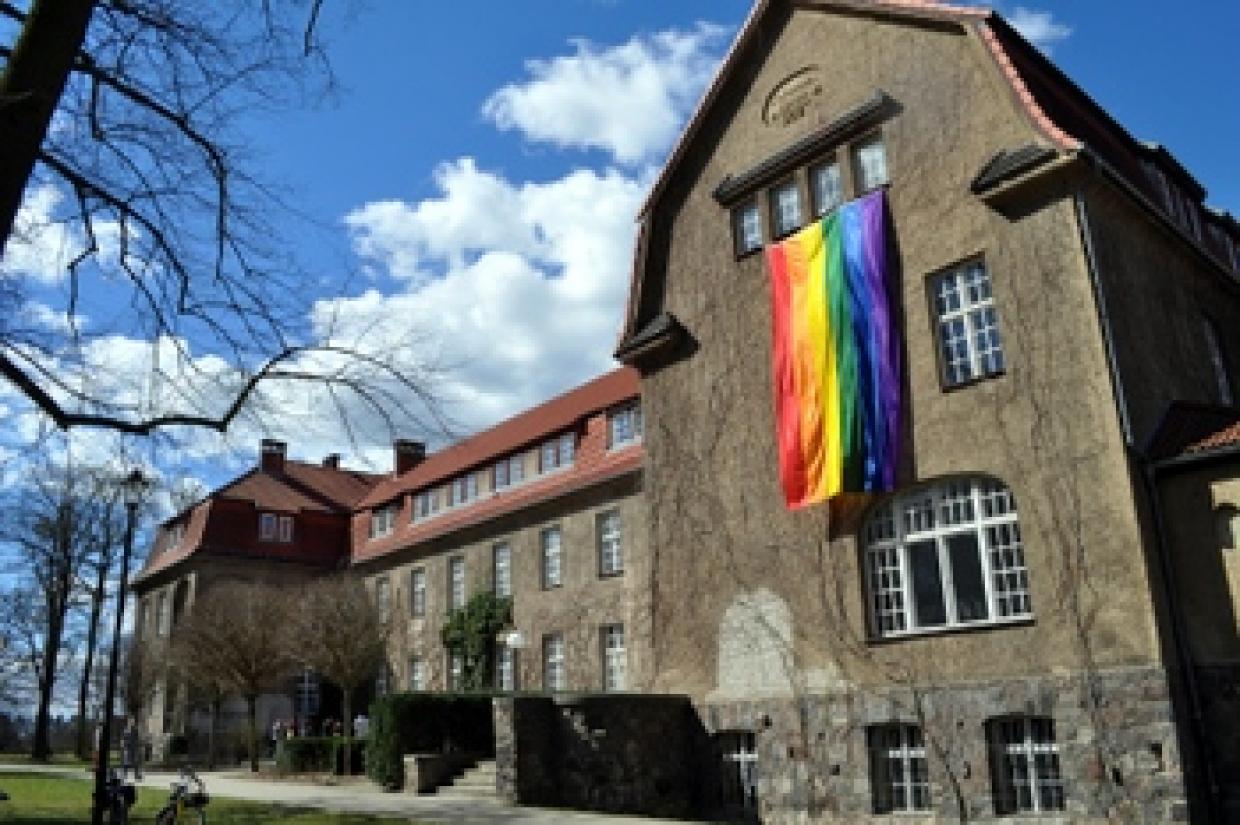 Weithin sichtbar: die Regenbogenfahne weht in Werftpfuhl.