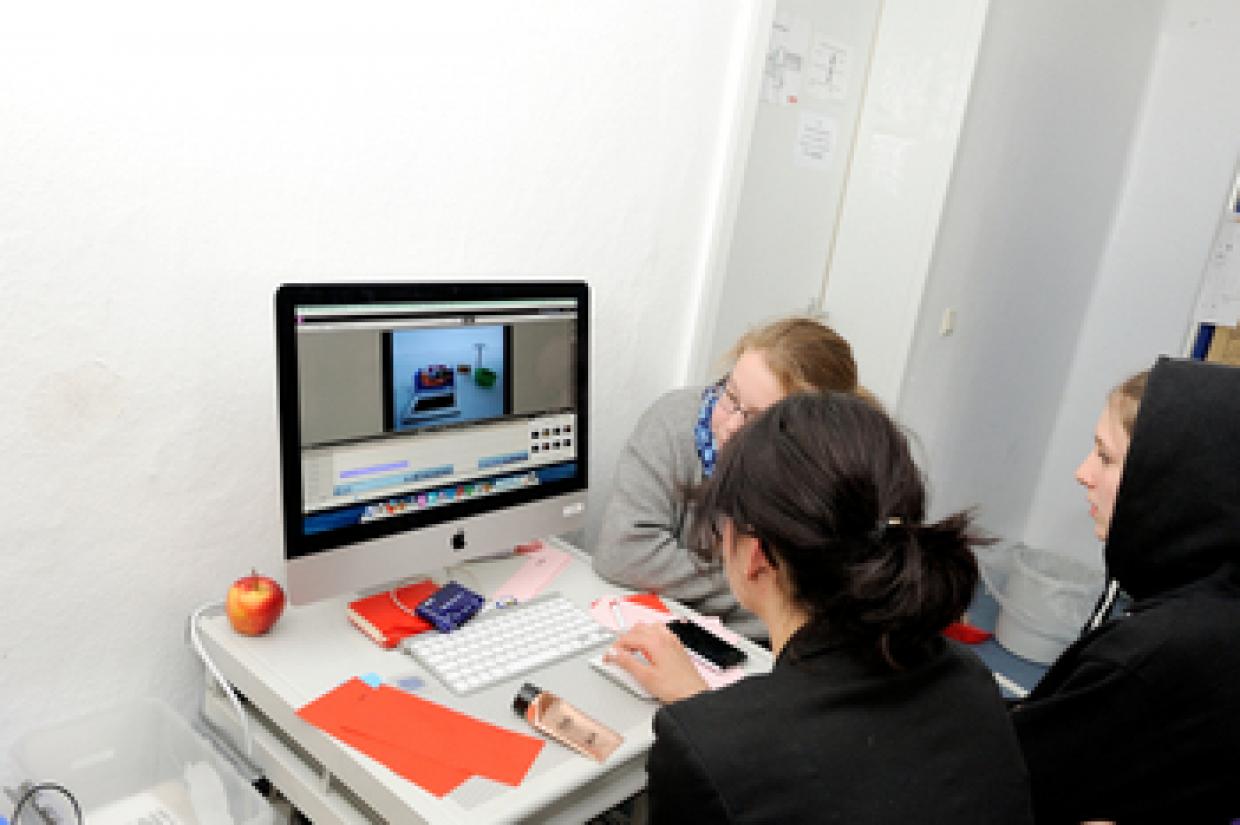 Die Arbeitsgruppe Animationsfilm beim Schnitt.