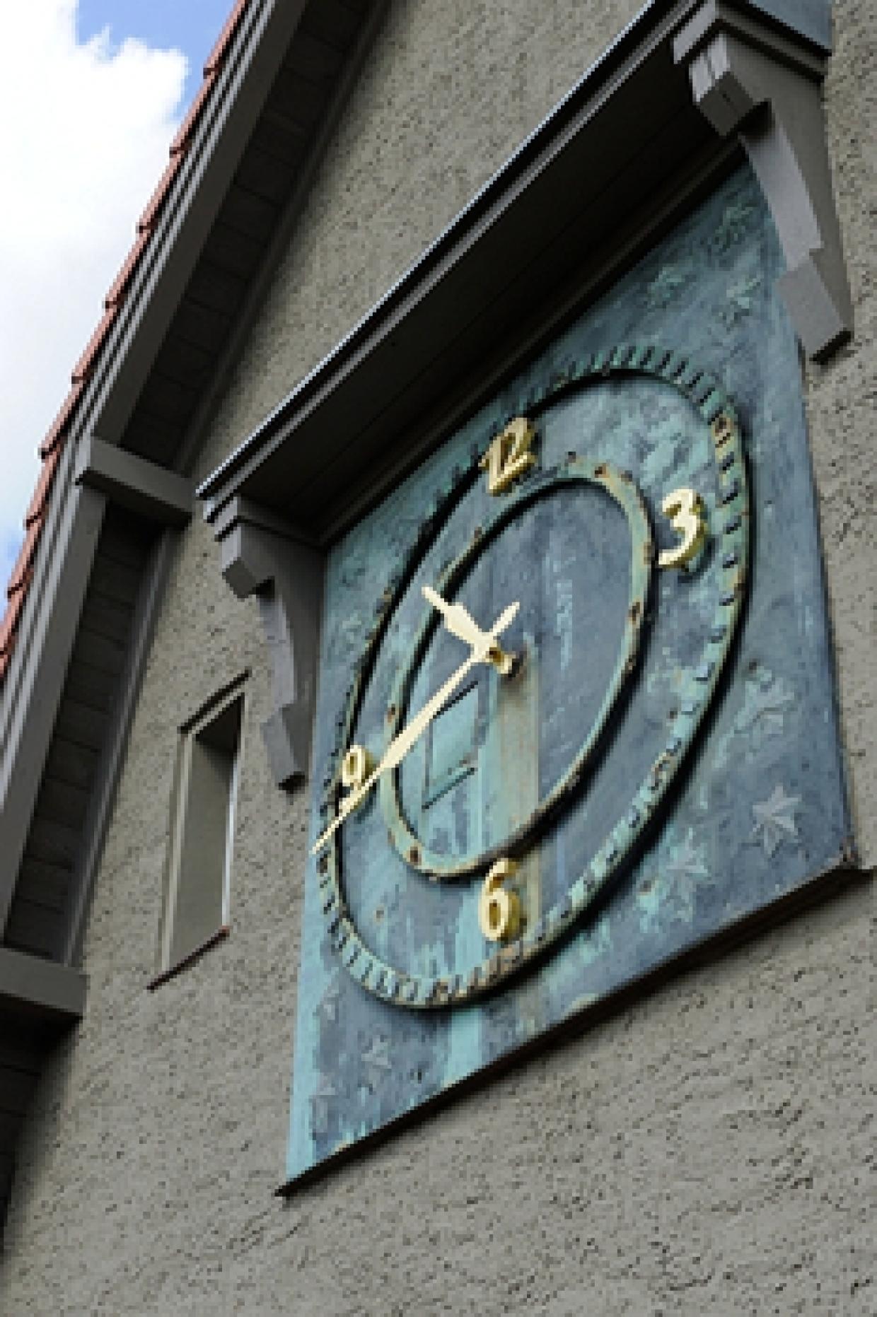 Neue Zeiger an der alten Turmuhr.