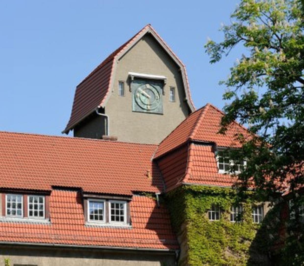 Neue Zeiger am alten Turm