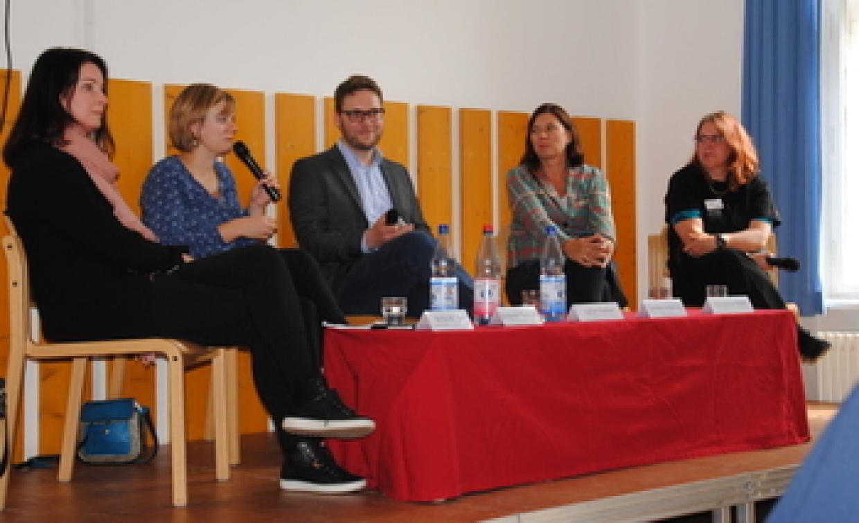 Auf dem zweiten Podium (v.l.n.r.): Britta Müller (MdL Brandenburg), Josephin Tischner (Bundesvorsitzende SJD-Die Falken), Moderator Julian Holter, Sandra Scheeres (Bildungssenatorin Berlin), Christine Reich (Geschäftsführerin der Jugendbildungsstätte Kurt Löwenstein)