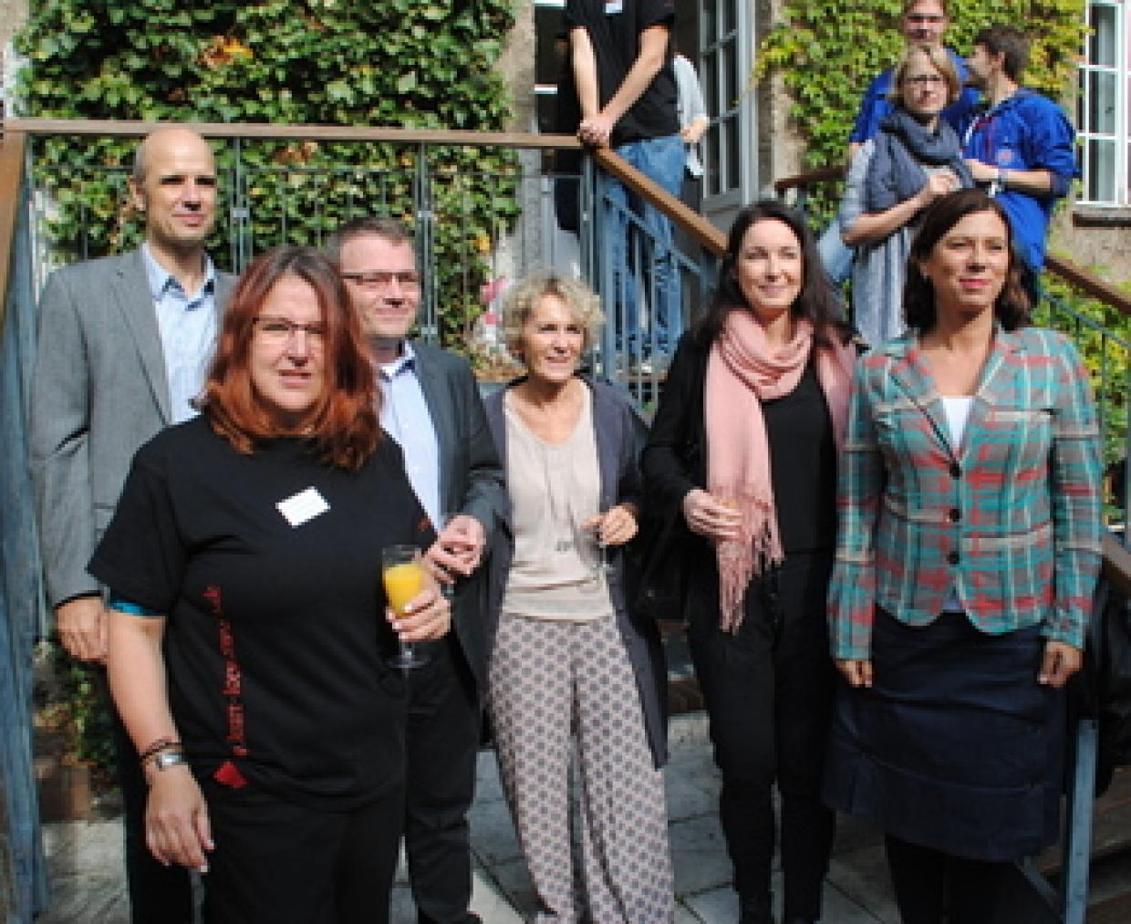 Geschäftsführerin Christine Reich (v.l.) mit den Gästen (v.l.n.r.) Thomas Gill (ehem. Geschäftsführer, Leiter der Landeszentrale für pol. Bildung Berlin), den Brandenburger Landtagsabgeordneten Thomas Günther, Gerrit Große und Britta Müller sowie der Berliner Bildungssenatorin Sandra Scheeres