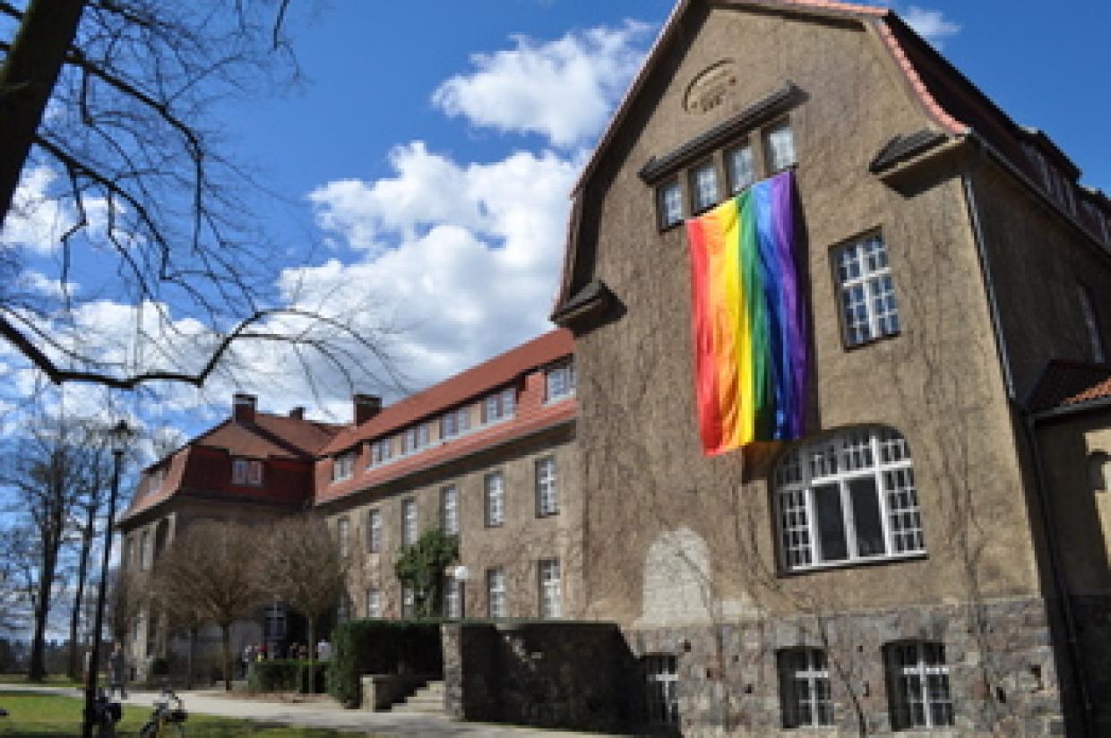 Die Regenbogenfahne weht weithin sichtbar in Werftpfuhl.