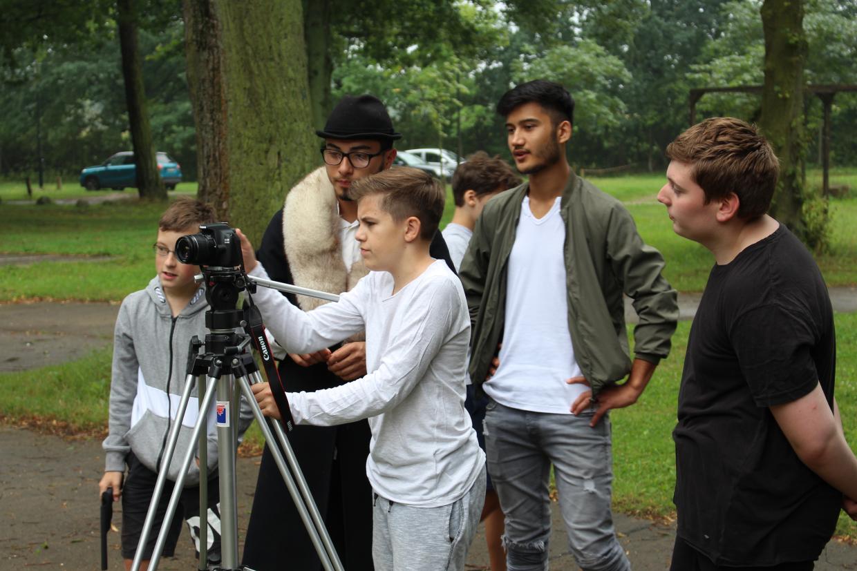 Jugendliche beim Filmdreh auf der Kreativwerkstatt 2017