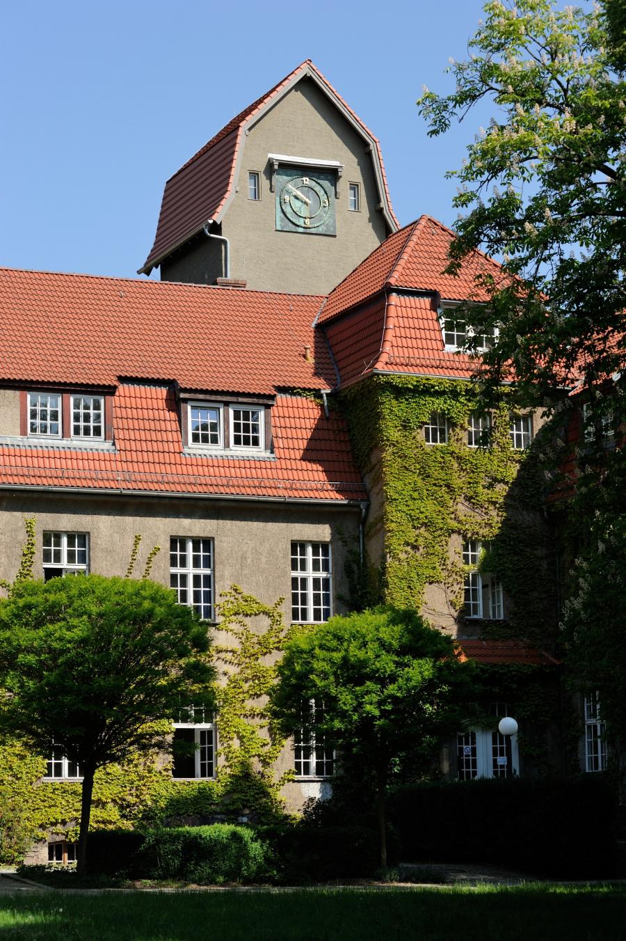 neue zeiger am alten turm jugendbildungsstatte kurt lowenstein