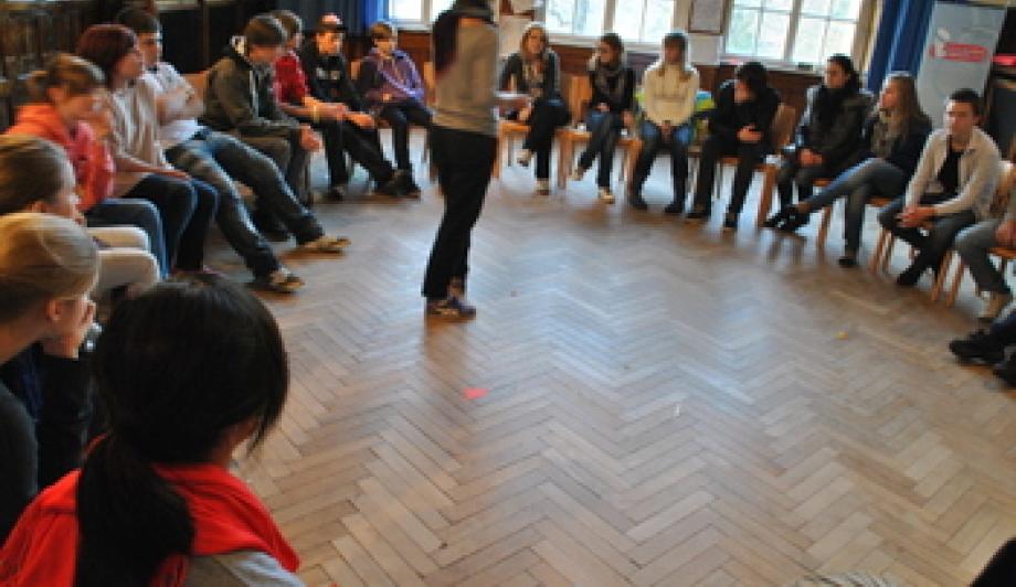 Zusammenkommen im Kreis: beim deutsch-russischen Begegnungs-seminar in der Jugendbildungsstätte Kurt Löwenstein. Foto: © KLH