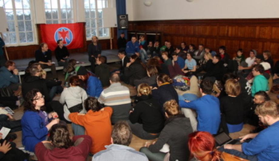 Über 200 junge Menschen versammeln sich im Saal.