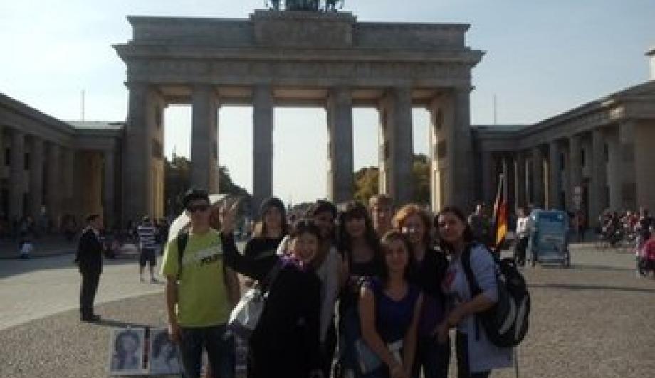 Deutsch-polnische Jugendgruppe vorm Brandenburger Tor