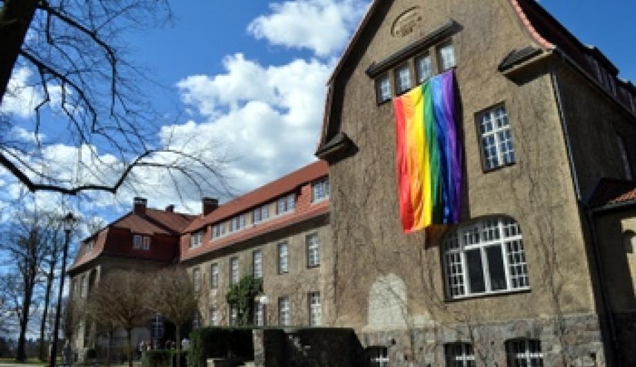 Weithin sichtbar: die Regenbogenfahne weht in Werftpfuhl.