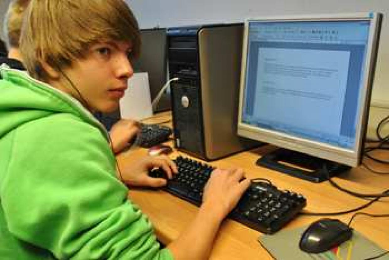 Yannik bei der Seminararbeit: "Auf Internet und Handy könnte ich nicht mehr verzichten" Foto: Jens Thomas