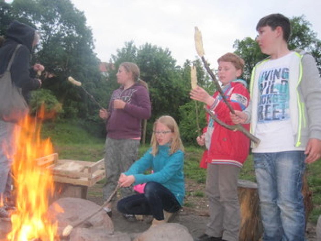 Lagerfeuer und Stockbrot - auch die Freizeit wird zusammen verbracht.