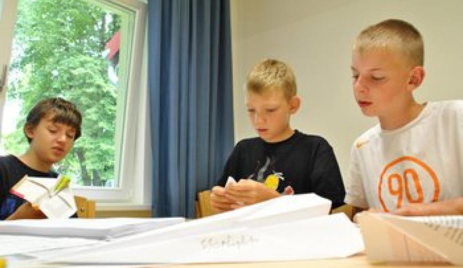 Die beiden Christopher und Claudius beim Starfighterfugzeugbau. Foto: Jens Thomas