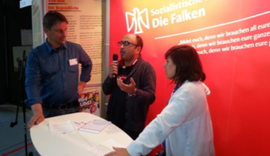 Tim Scholz, Ali Ihlail und Liana Meirom (v.l.) auf dem Kinder- und Jugendhilfetag. Foto: Immanuel Benz