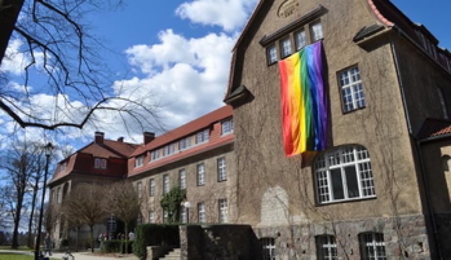 Die Regenbogenfahne weht weithin sichtbar in Werftpfuhl.