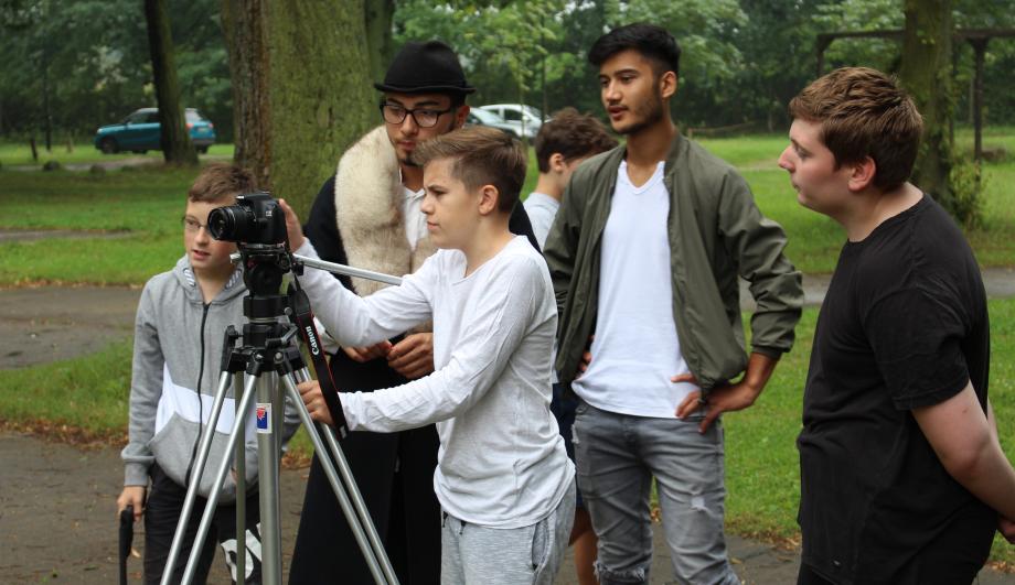 Jugendliche beim Filmdreh auf der Kreativwerkstatt 2017