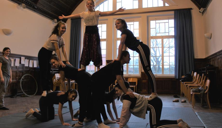 Mädchen bauen eine menschliche Pyramide - Akrobatik bei "Girls bite" 2019