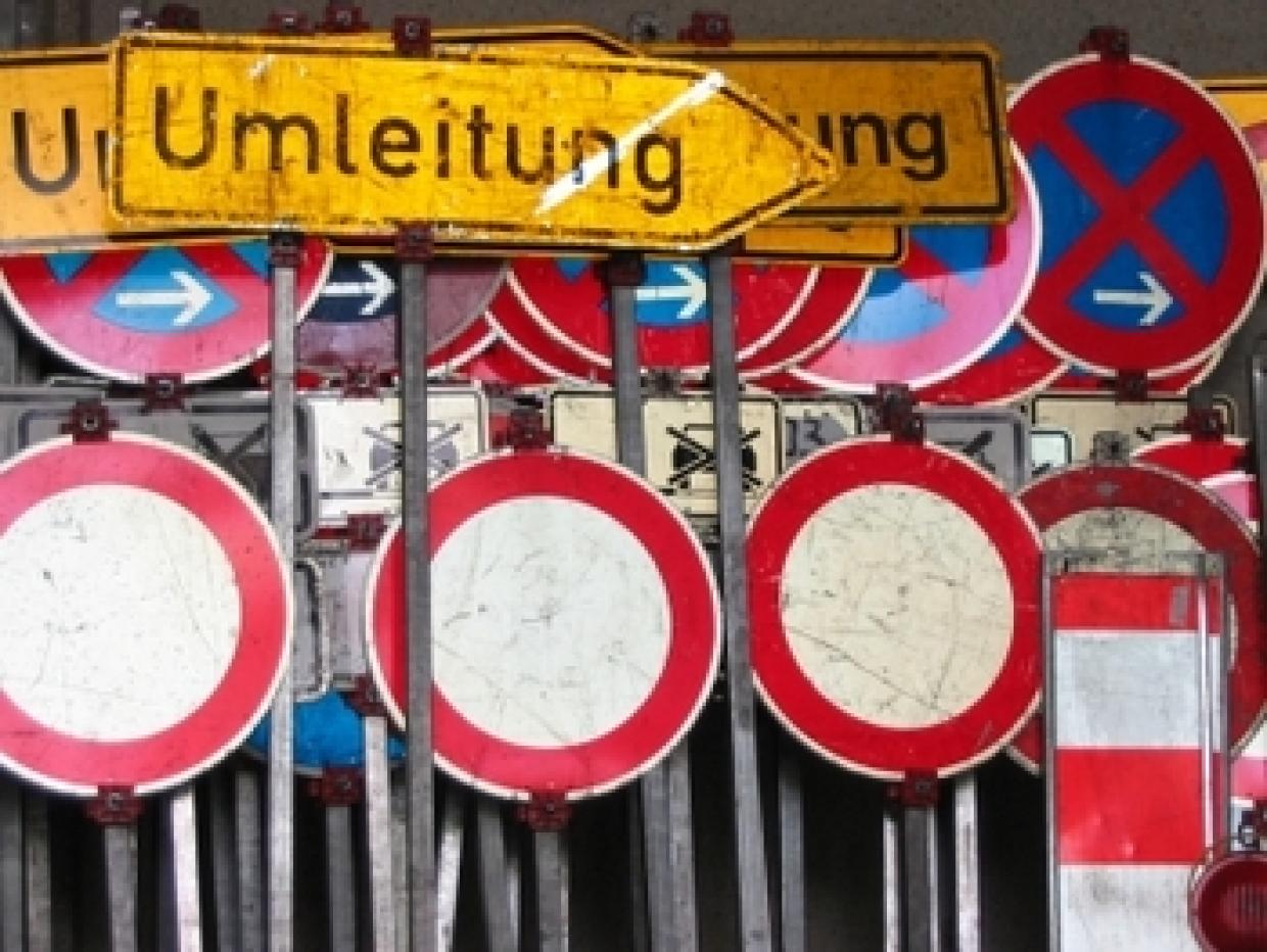 Nicht nur umleiten, auch handeln. Jugendliche setzten sich mit Zivilcourage und Rechtsextremismus auseinander. Foto: Thomas Kuban, www.pixelio.de