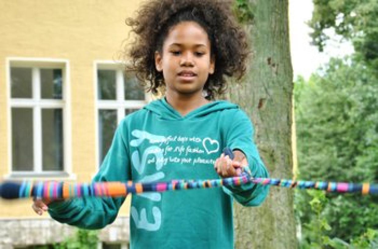 Kulturvoll, gefühlvoll: Kinder bei der Jonglageübung auf dem Gelände. Foto: Jens Thomas