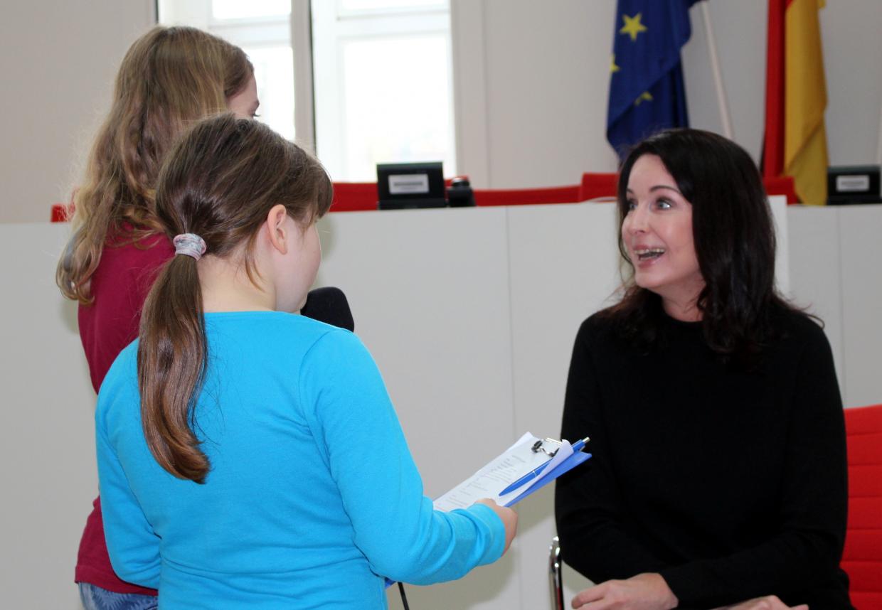 Kinder interviewen die Abgeordnete Britta Müller (SPD).