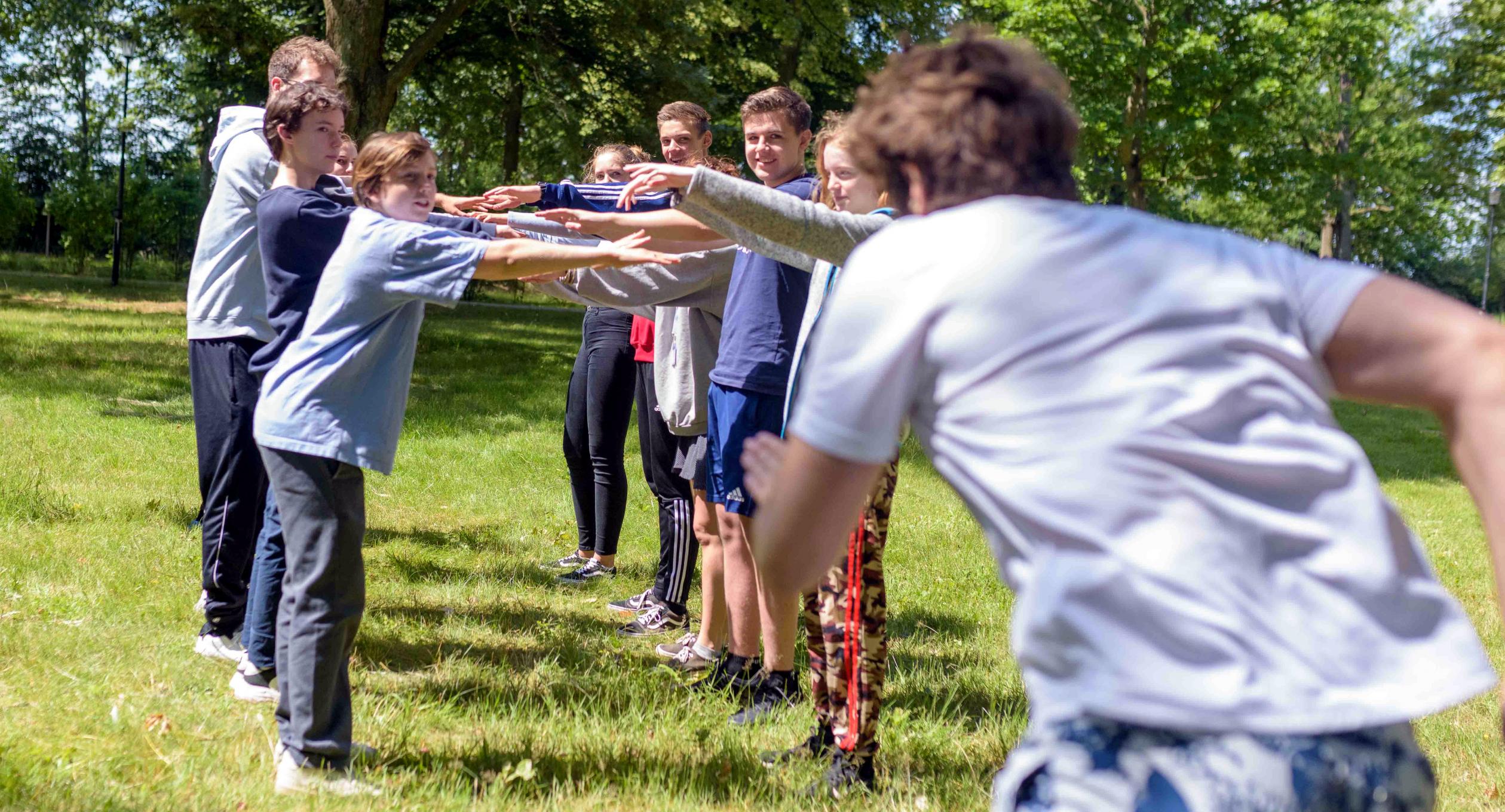 Aktivitäten im Freien: Jugendliche bei den Kreativferien 2020